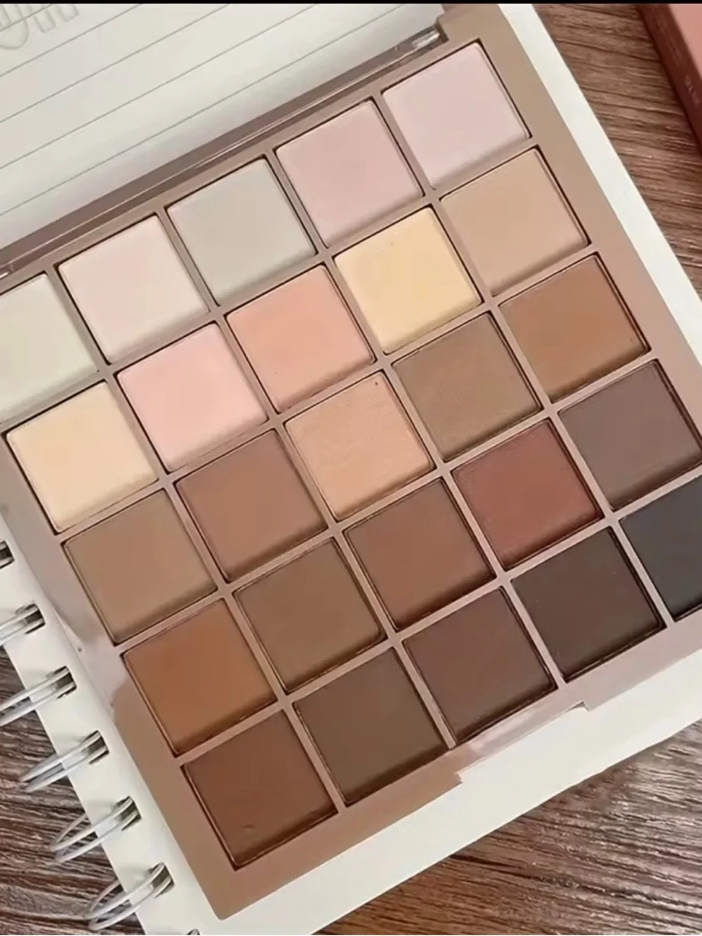 Everyday Neutral Eyeshadow Palette – Soft Brown Tones - Picture 1 of 2